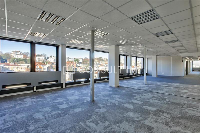 Bureau - 2 831 m²