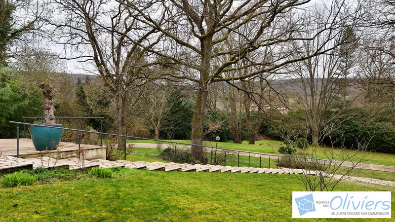 Maison traditionnelle - 375 m² - 9 pièces