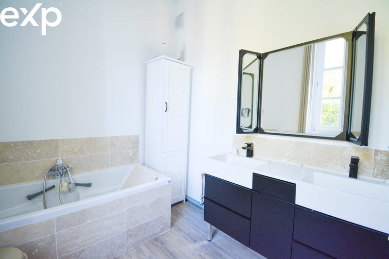 Maison - 300 m² - 9 pièces