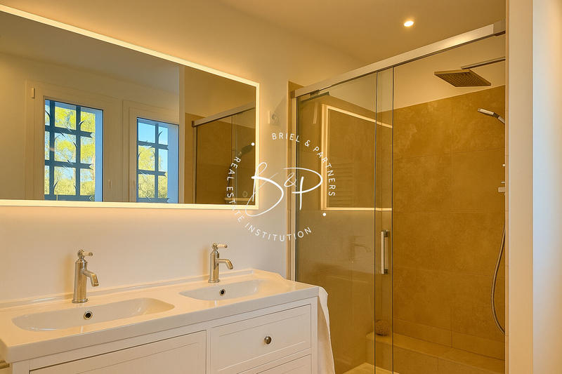 Maison - 331 m² - 8 pièces