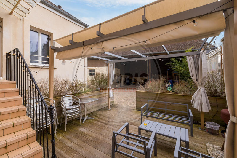 Maison - 351 m² - 13 pièces