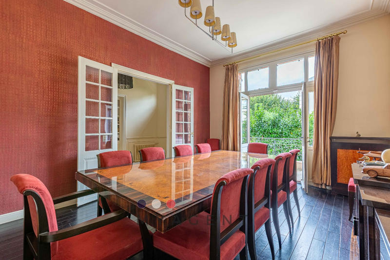 Maison - 300 m² - 15 pièces