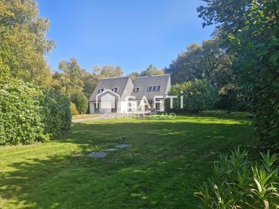 Maison - 230 m² - 8 pièces