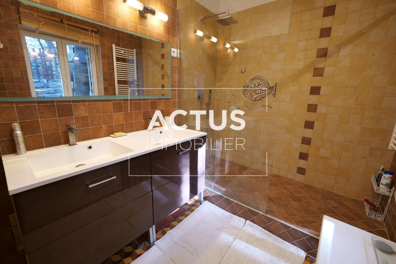 Maison - 210 m² - 8 pièces