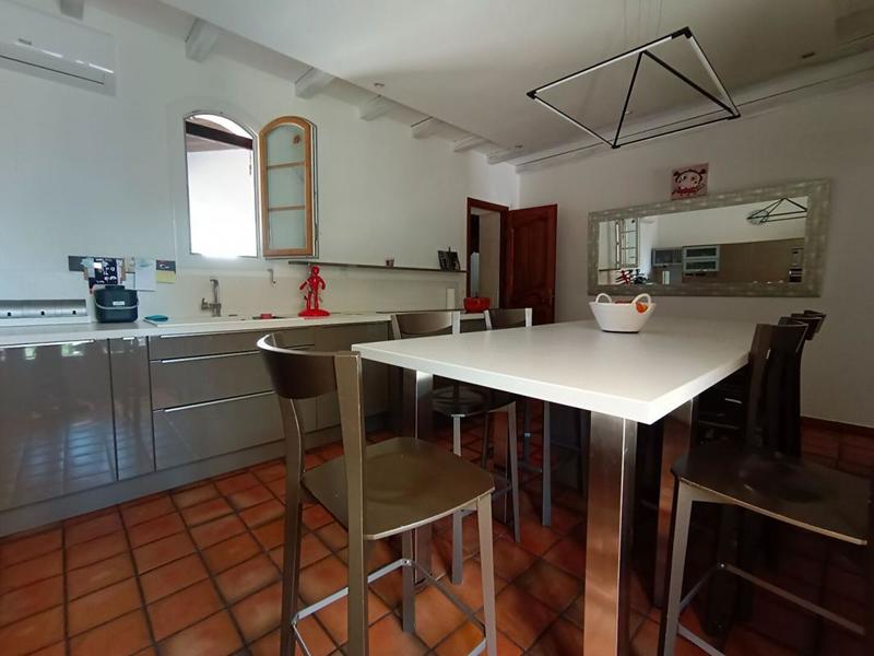 Maison - 250 m² - 6 pièces