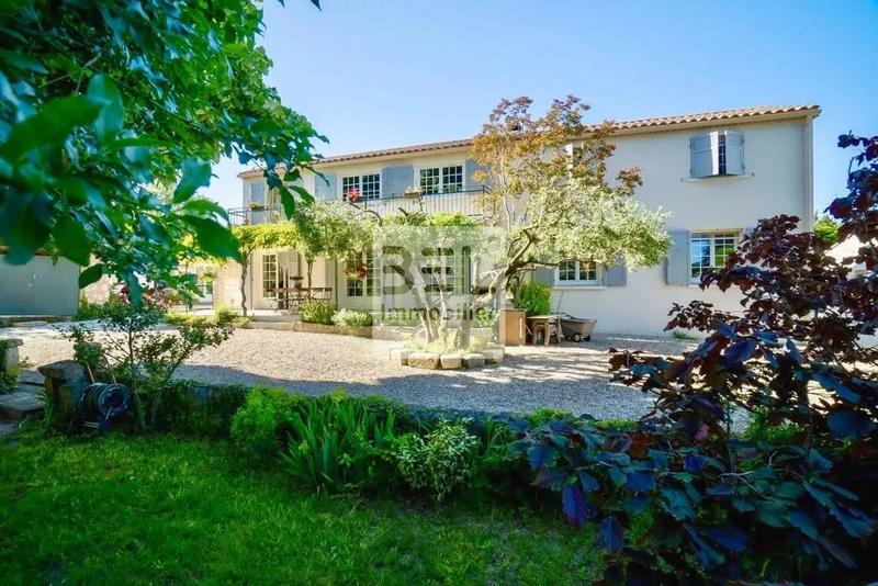 Propriété - 244 m² - 8 pièces