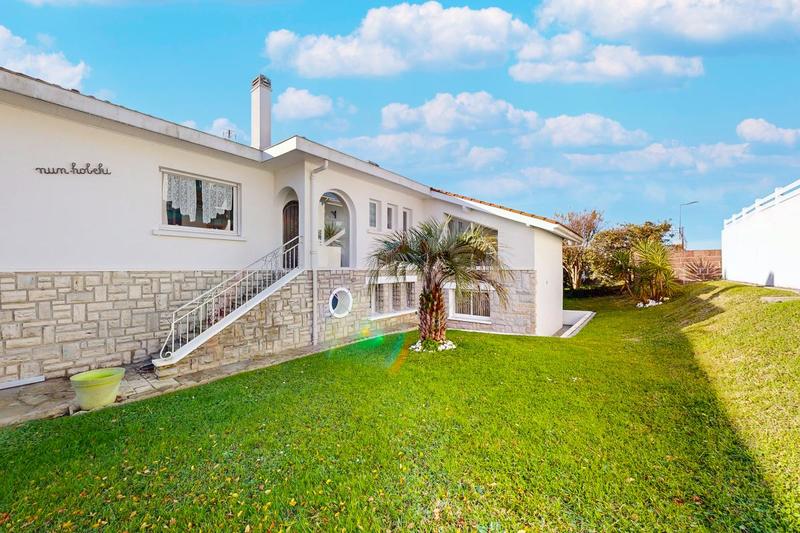 Maison - 296 m² - 12 pièces