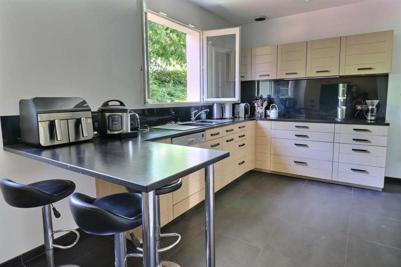 Maison - 240 m² - 9 pièces