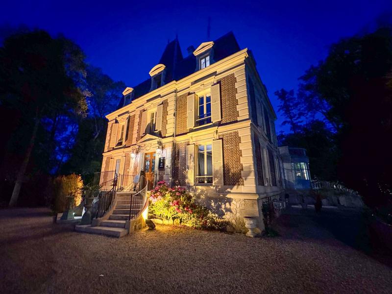 Demeure - 1 736 m² - 30 pièces