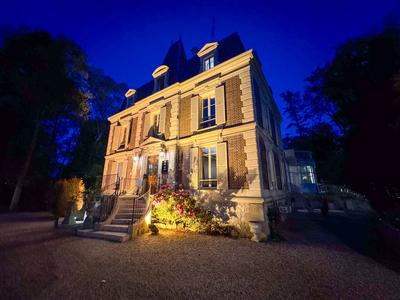 Demeure - 1 736 m² - 30 pièces