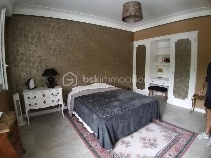 Propriété - 425 m² - 16 pièces