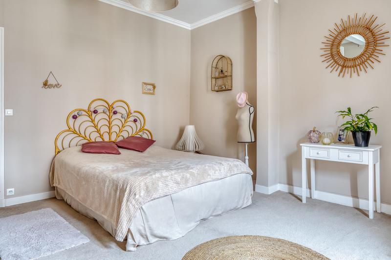 Maison - 233 m² - 12 pièces