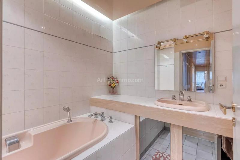 Appartement - 214 m² - 6 pièces