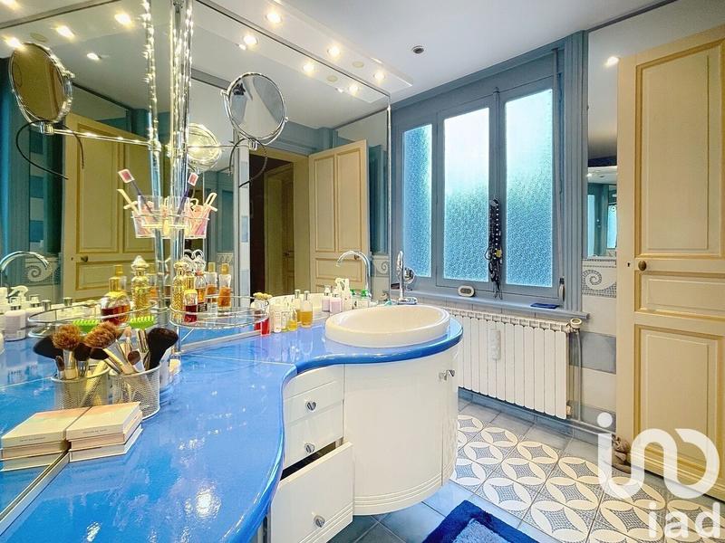 Maison - 239 m² - 9 pièces