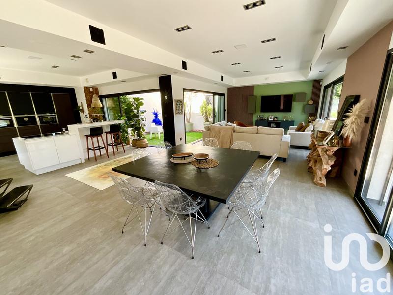 Maison - 218 m² - 6 pièces