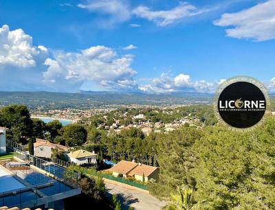 Maison - 180 m² - 8 pièces