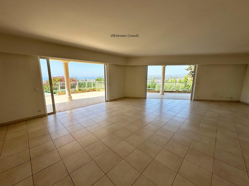 Maison contemporaine - 307 m² - 7 pièces