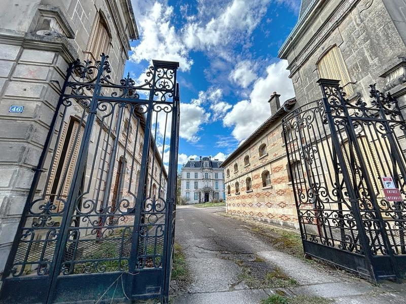 Château - 250 m² - 16 pièces