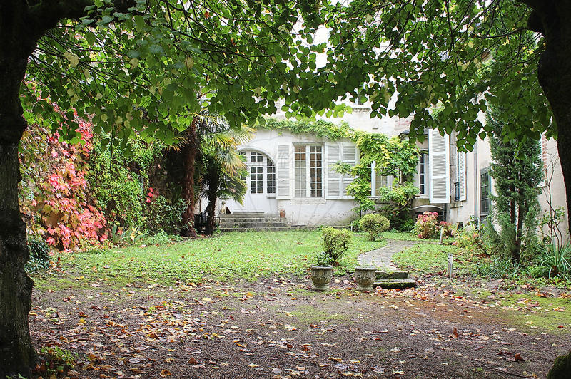 Propriété - 420 m² - 14 pièces