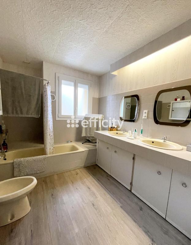 Pavillon - 180 m² - 8 pièces