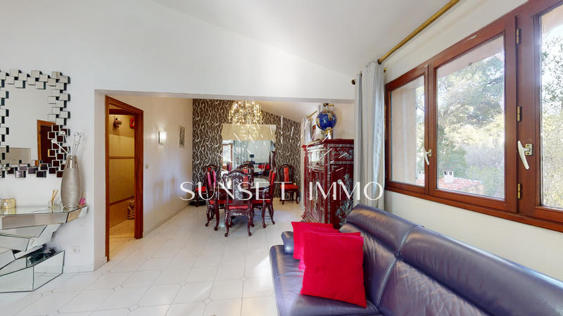 Maison - 220 m² - 6 pièces