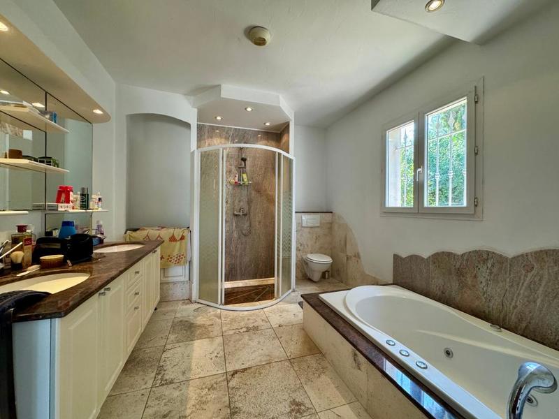 Maison - 205 m² - 5 pièces