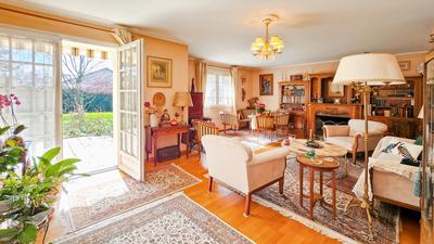 Maison - 241 m² - 7 pièces