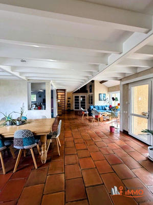 Maison - 270 m² - 11 pièces