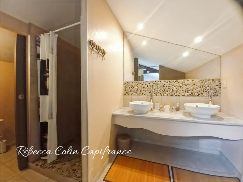 Maison - 225 m² - 8 pièces