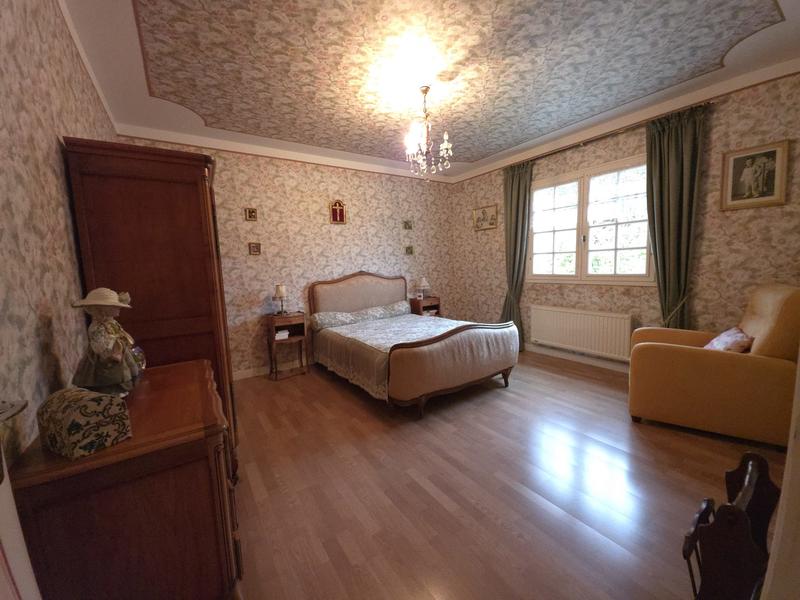 Maison - 208 m² - 9 pièces