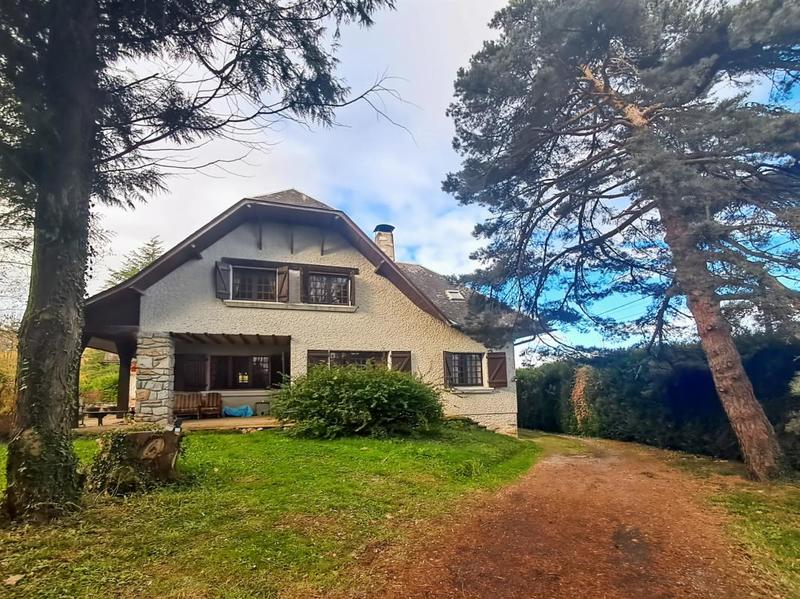 Maison - 325 m² - 11 pièces