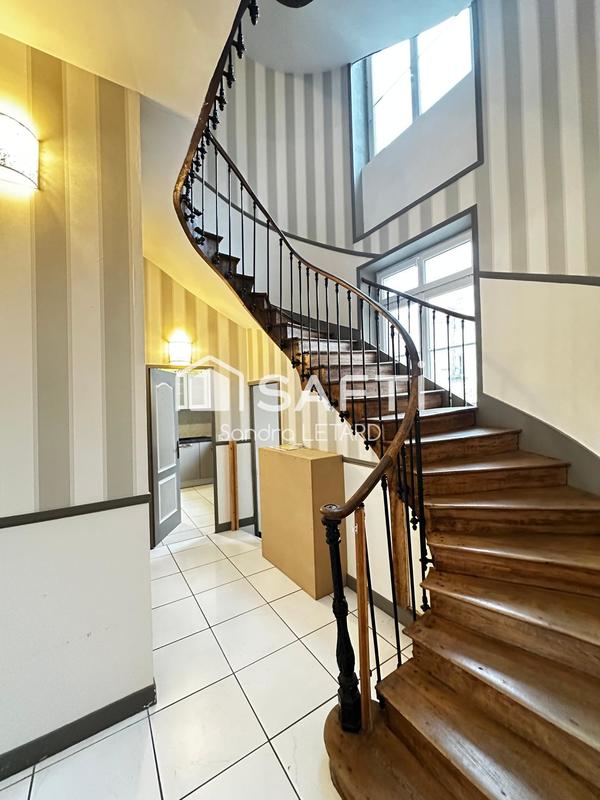 Maison - 221 m² - 9 pièces