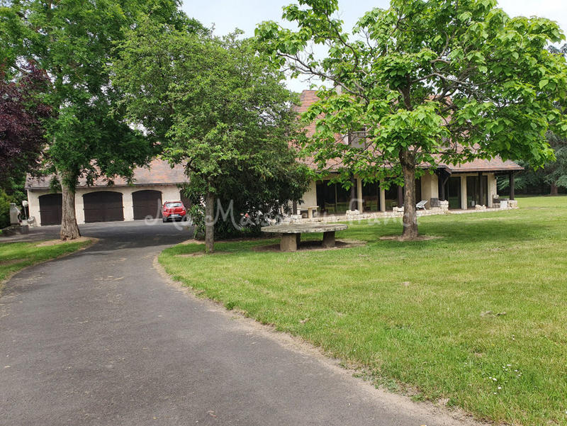 Maison - 300 m² - 11 pièces