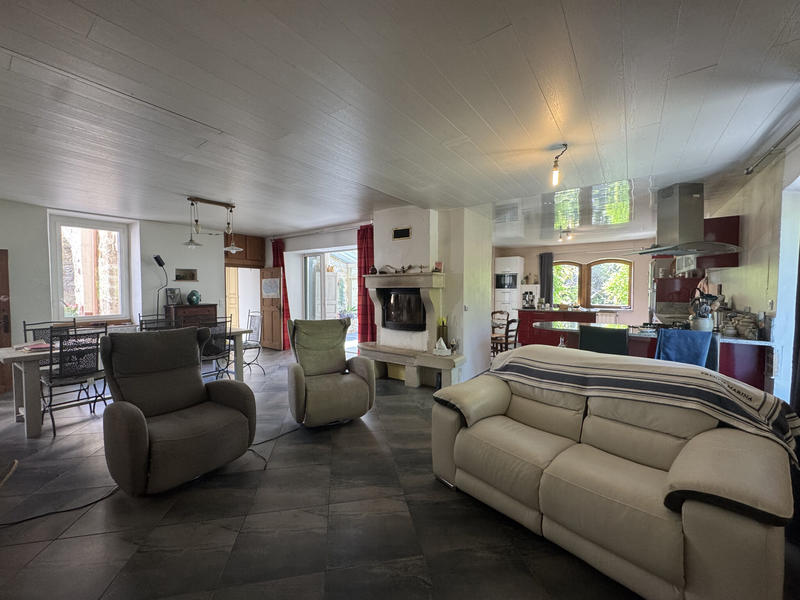 Maison - 325 m² - 11 pièces