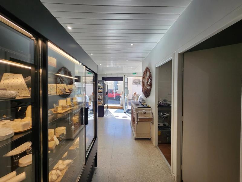 Magasins - 85 m² - 5 pièces