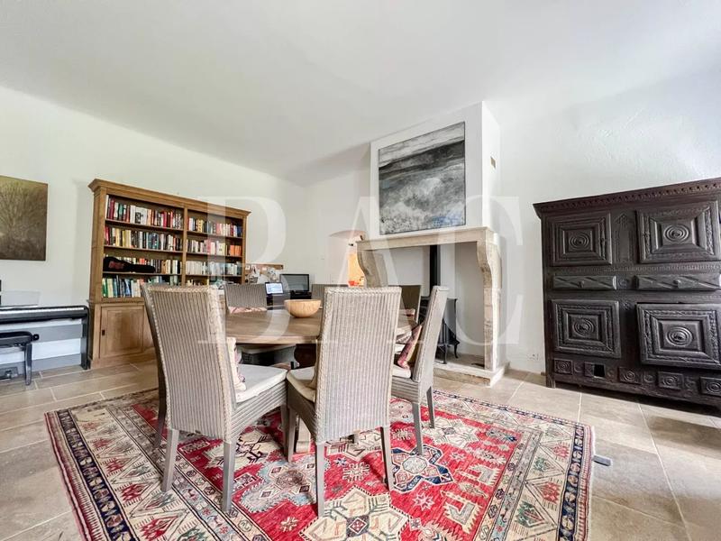 Villa - 300 m² - 8 pièces