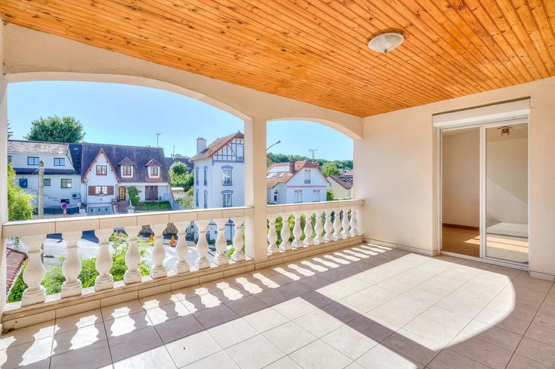 Maison - 223 m² - 8 pièces
