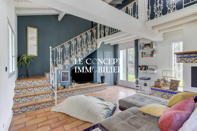 Maison - 221 m² - 7 pièces