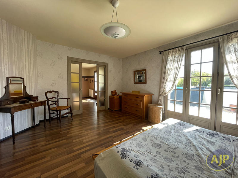 Maison - 202 m² - 7 pièces