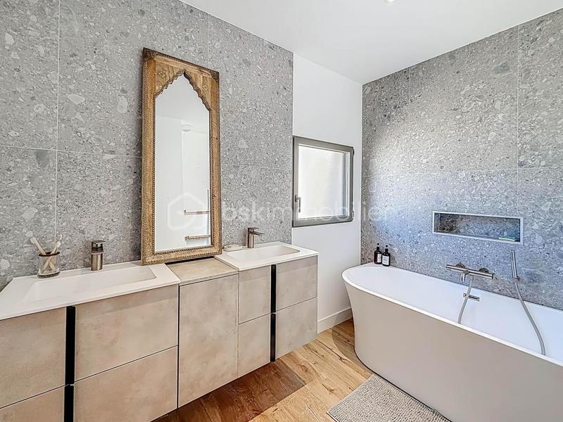 Maison - 346 m² - 8 pièces