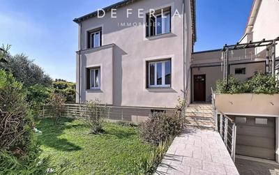 Maison de ville - 202 m² - 9 pièces