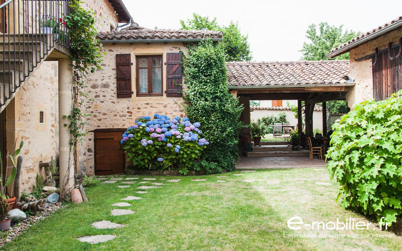 Maison contemporaine - 303 m² - 9 pièces