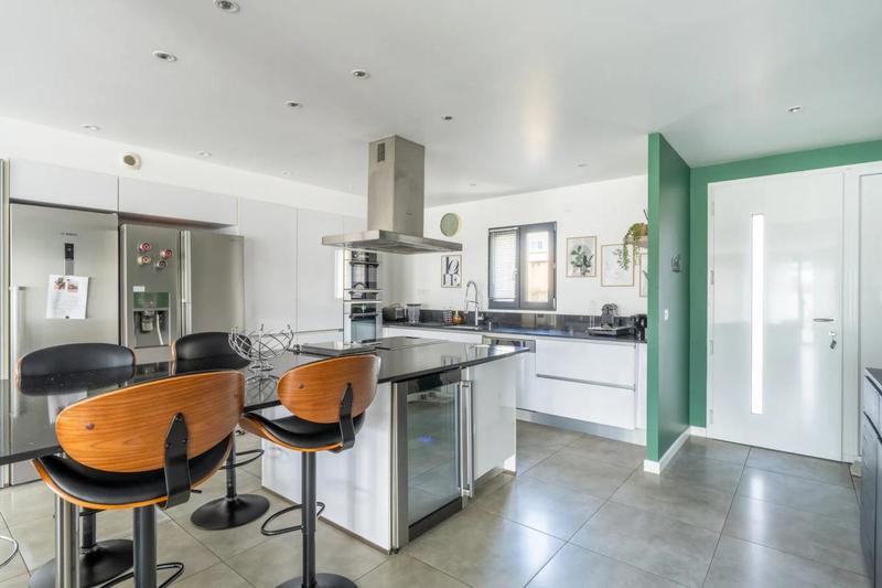 Maison - 225 m² - 8 pièces