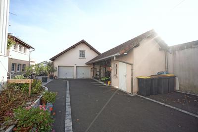 Maison - 242 m² - 10 pièces