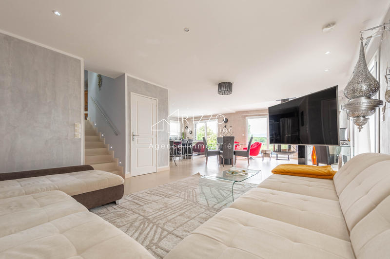 Maison - 242 m² - 8 pièces