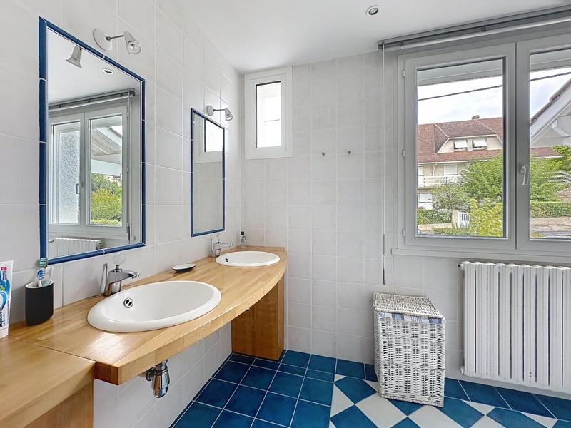 Maison - 271 m² - 9 pièces