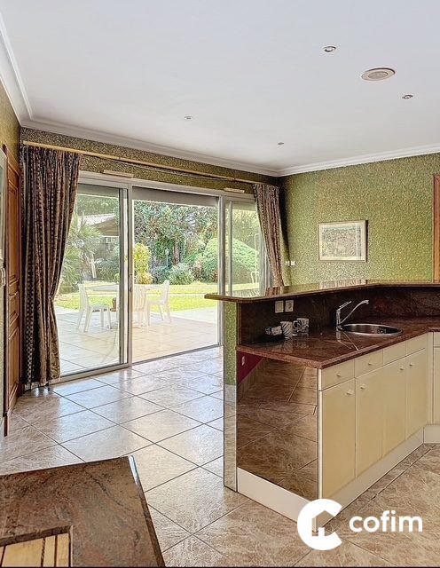 Maison - 400 m² - 8 pièces