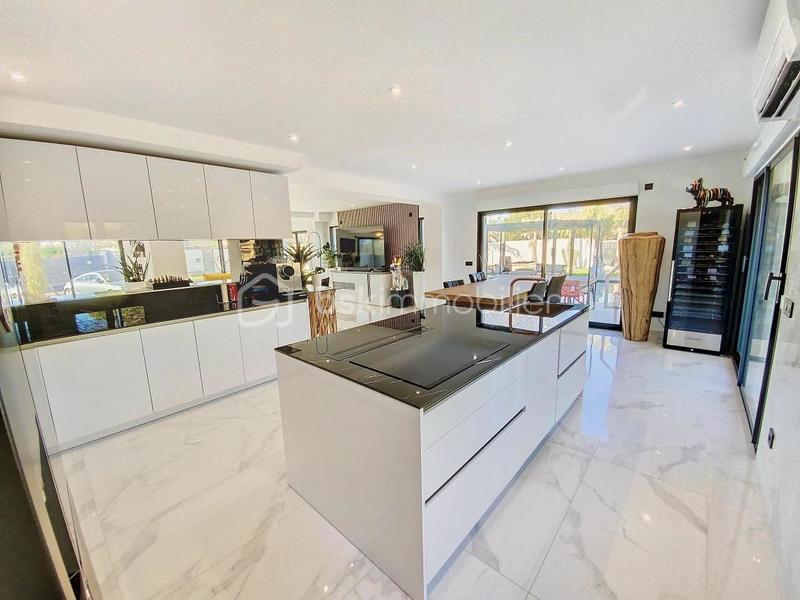 Villa - 245 m² - 6 pièces