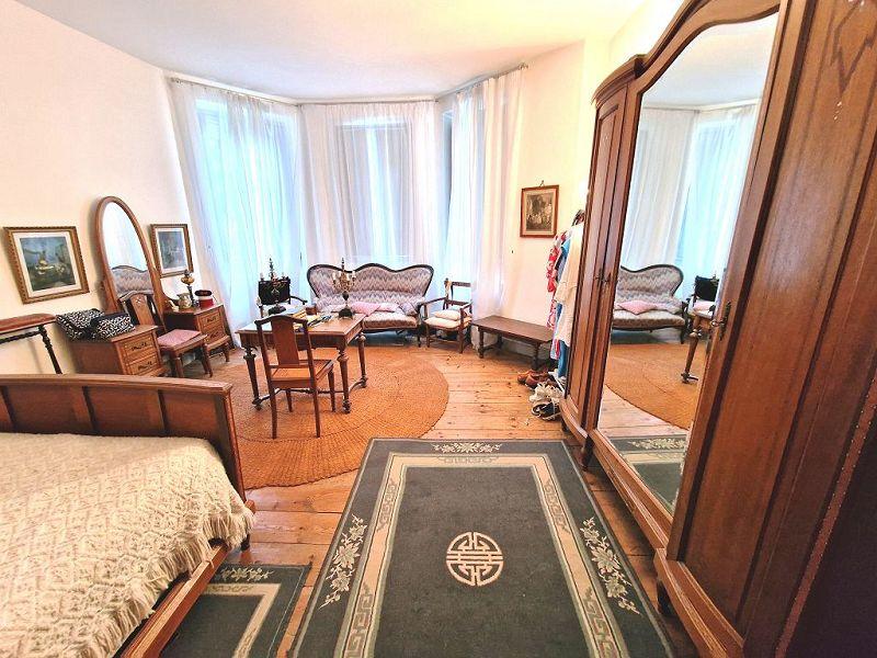 Maison - 238 m² - 7 pièces