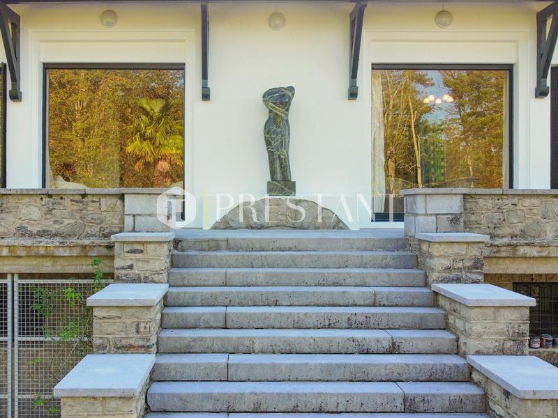 Maison - 550 m² - 12 pièces